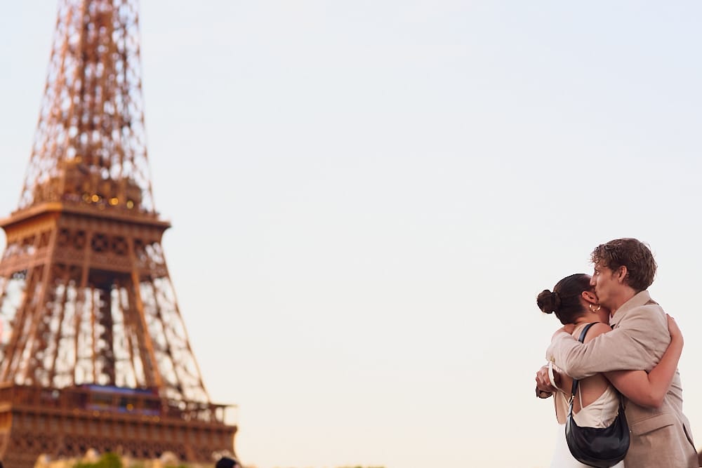 Photographer in Paris capturando pareja en Torre Eiffel