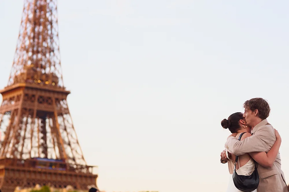 Photographer in Paris Photographer in Paris capturando pareja en Torre Eiffel