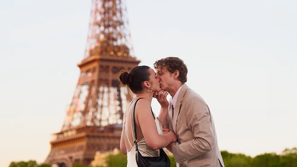 Photographer in Paris Photographer in Paris capturando pareja en Torre Eiffel
