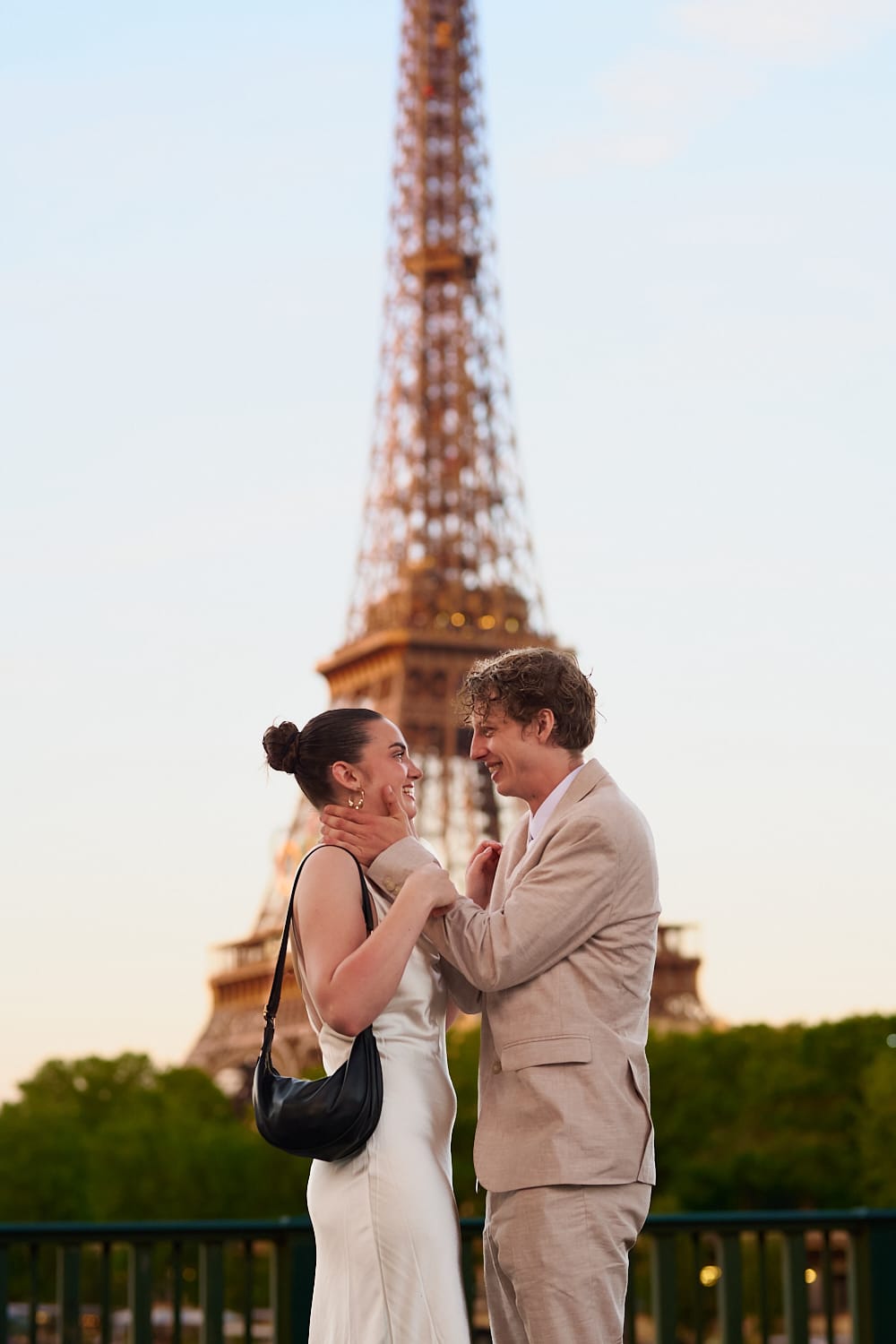 Photographer in Paris Photographer in Paris capturando pareja en Torre Eiffel